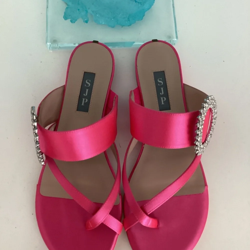 REDUCED SJP Sandals Flats 38.5 Pink Thong Rhinestones Leather Crystal Embellish